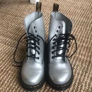 Doc Martens - Metallic Silver
